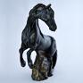 rękodzieło ceramika ręcznie wykonana - przedstawiająca dębującego konia fryz rzeźba