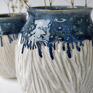 Zestaw dwóch wazonów ceramicznych toczonych na kole garncarskim. Wazony pokryte białym i niebieskim szkliwem spożywczym. Wazon ceramiczny