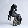 ceramika: Rzeźba ceramiczna konia fryzyjskiego - koń fryz