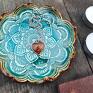 Ceramiczny talerzyk wykonany z jasnej gliny. Pokryty szkliwami w kolorze turkusu, oraz brązu