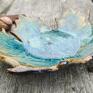Ceramiczny talerzyk/ patera wykonany z jasnej gliny w której odbity został prawdziwy liść klonu. Na święta
