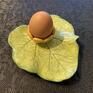 Ceramiczny talerzyk do jajka na miękko w formie liścia z kwiatem. Świetnie sprawdzi się jako śniadaniowy gadżet. Zielony jajko