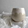 wazon ceramiczny toczony ma kole garncarskim, pokryty białym