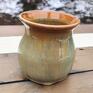 Ceramiczny wazon wykonany z jasnej gliny. Pokryty szkliwami w odcieniach zgaszonej pomarańczy oraz beżu. Kamionka