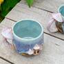różowe z ciekawy kubek wytoczony na kole garncarskim w pracowni azulhorse ceramika z grzybkami