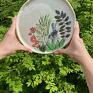formowany i ręcznie malowany ceramiczny talerz Zając w ogrodzie. Królik