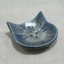 Ceramiczna mydelniczka w kształcie kota. Szkliwo z efektem w kolorystyce srebrny - szary - granat. Na mydło