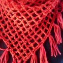 Czerwona chusta z frędzlami