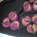 Czarna chusta handmade z wełny merynosów - filcowane elementy