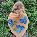 Miodowa chusta handmade z wełny merynosów i filcowanymi elementami