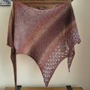 RĘCZNIE NA DRUTACH - Karmel z cynamonem puchata, miła, lekka chusta z jedwabiem