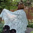 Dziergana na drutach niebieska chusta w liście z jedwabiu i alpaki