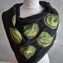 Czarna chusta handmade wełniana, elementy filcowane to wełna merynosów, produkt