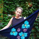 Granatowa chusta handmade z wełny merynosów i filcowanymi elementami