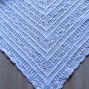biała chusta zrobiona szydełkiem