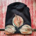 czapka handmade wełniana z kwiatem - czesanką filcowane - na podszewce