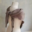 Beżowa chusta handmade z wełny merynosów i filcowanymi listkami