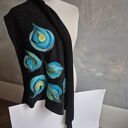 Świetny prezent na Dzień Mamy: czarna chusta handmade z wełny merino i filcowanymi elementami