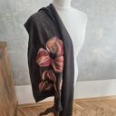 Czarna chusta handmade z wełny merynosów w stylu boho z frędzlami i filcowanymi elementami