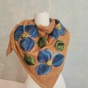 Miodowa chusta handmade z wełny merynosów i filcowanymi elementami