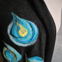 Świetny prezent na Dzień Mamy: czarna chusta handmade z wełny merino i filcowanymi elementami