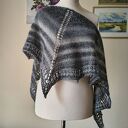 Puchata szara chusta handmade z jedwabiem, moherem i wełną merino