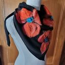 Czarna chusta handmade z wełny merynosów z filcowanymi elementami