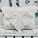 Biała chusta ślubna handmade Daisy Chain z merino - miękka i elegancka etola