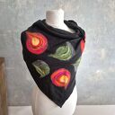 Czarna chusta handmade z wełny merynosów - filcowane detale