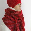 Chusta w odcieniach czerwieni i beanie z pomponem - komplet na drutach