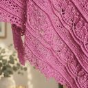 Różowa chusta szydełkowa Astra z 100% wełny merino