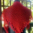 Czerwona chusta z frędzlami