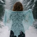 Dziergana na drutach niebieska chusta w liście z jedwabiu i alpaki