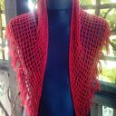 Czerwona chusta z frędzlami