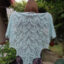 Dziergana na drutach niebieska chusta w liście z jedwabiu i alpaki