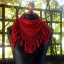 Czerwona chusta z frędzlami