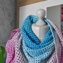 Turkusowa i różowa chusta boho w trójkącie - ręcznie szydełkowana