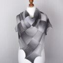 Wiosenna chusta w szarościach