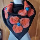 Czarna chusta handmade z wełny merynosów z filcowanymi elementami