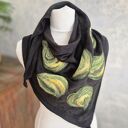 Czarna chusta wełniana handmade z filcowanymi elementami z merynosów