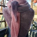 Duża chusta cieniowane róże i szarości, na drutach