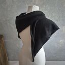 Czarna chusta handmade z wełny merynosów - filcowane elementy