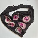 Czarna chusta handmade na Dzień Mamy z wełny merynosów i filcowanymi elementami