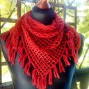 Czerwona chusta z frędzlami