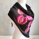 Czarna chusta handmade z wełny merino z filcowanymi elementami