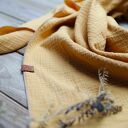 Trójkątna chusta bawełniana damska z muślinu w miodowym odcieniu - handmade na wiosnę i jesień