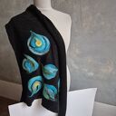 Świetny prezent na Dzień Mamy: czarna chusta handmade z wełny merino i filcowanymi elementami