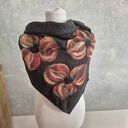 Czarna chusta handmade z wełny merynosów w stylu boho z frędzlami i filcowanymi elementami