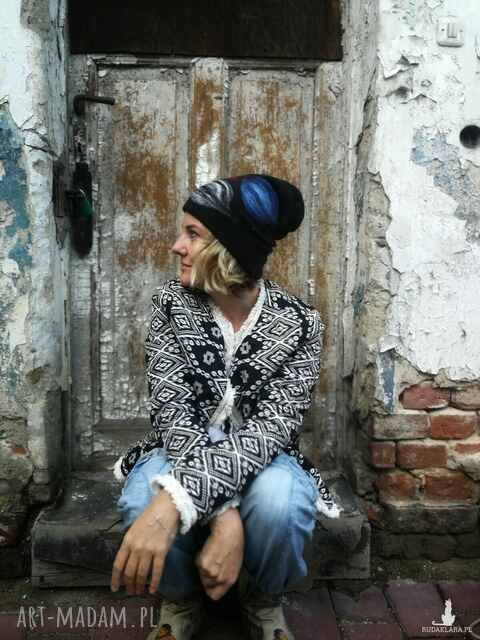 czapka handmade wełniana z kwiatem-czesanką filcowane czapki wełniane -czapka handmade na podszewce