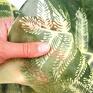 Zielony szal jedwabny, ręcznie malowany w gałęzie jodły. Rozmiar: 155x43 centymetrów. Drzewa las wzór